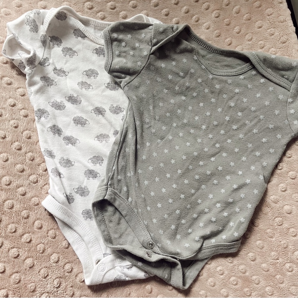 set of 2 baby onesies 6 m sheep and stars